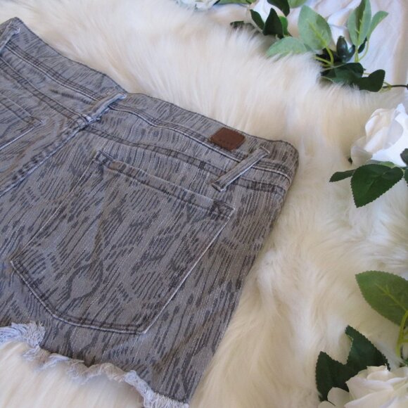 Roxy | Gray Patterned Raw Hem Denim Shorts - Picture 2 of 7